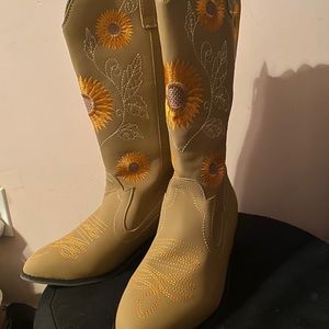 Brand New: sunflower boots
